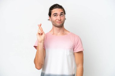 Beyaz arka planda izole edilmiş beyaz tenli yakışıklı adam, şans diliyor ve en iyisini diliyor.