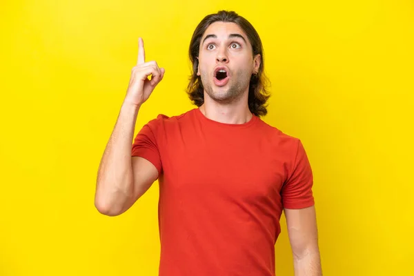 Caucasiano Bonito Homem Isolado Fundo Amarelo Pensando Uma Ideia Apontando — Fotografia de Stock