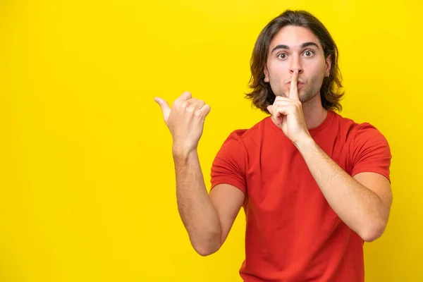 Blanke Knappe Man Geïsoleerd Gele Achtergrond Wijzend Naar Zijkant Het — Stockfoto