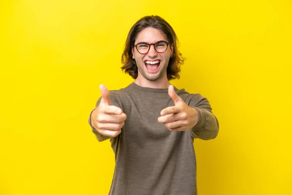 Blanke Knappe Man Geïsoleerd Gele Achtergrond Wijzend Naar Voorkant Glimlachend — Stockfoto