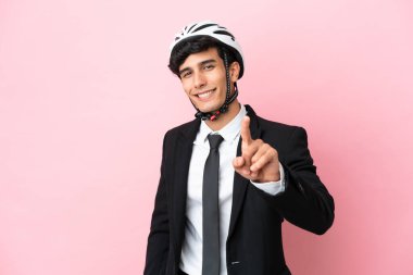 Pembe arka planda motosiklet dümencisi olan Arjantinli işadamı