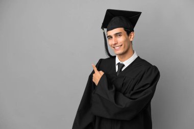 Arjantin 'in genç üniversite mezunu. Gri arka planda izole edilmiş.