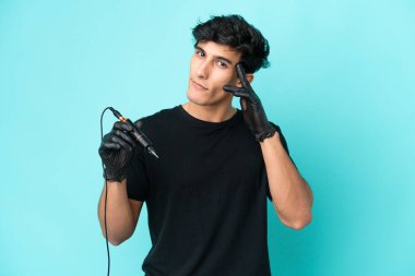 Dövme sanatçısı Arjantinli adam mavi arka planda izole edilmiş bir fikir düşünüyor