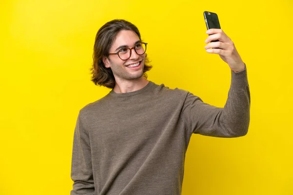 Caucásico Guapo Hombre Aislado Amarillo Fondo Haciendo Selfie —  Fotos de Stock