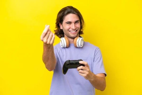 Young Handsome Caucasian Man Playing Video Game Controller Isolated Yellow — Stock Photo, Image