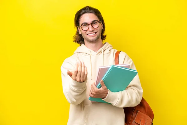 Junger Student Gutaussehender Mann Auf Gelbem Hintergrund Der Einlädt Mit — Stockfoto