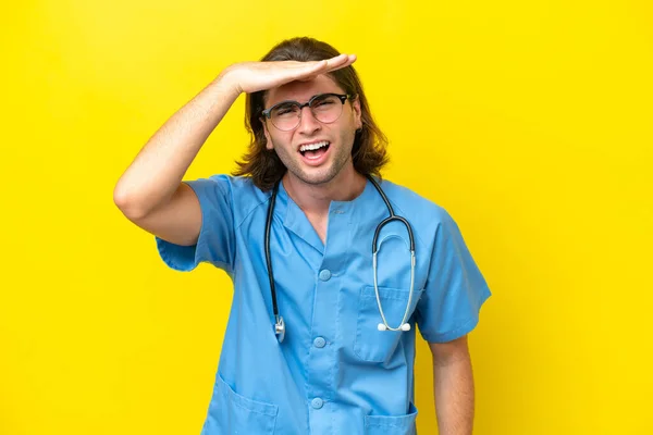 Young Surgeon Caucasian Man Isolated Yellow Background Looking Far Away — Stock Photo, Image