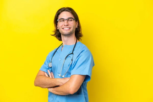 Young Surgeon Caucasian Man Isolated Yellow Background Arms Crossed Happy — Stock Photo, Image