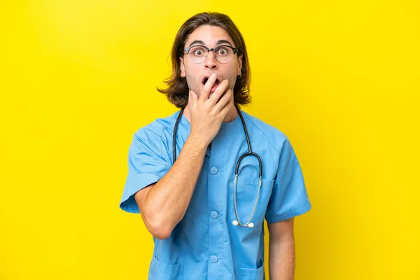 Young Surgeon Caucasian Man Isolated Yellow Background Surprised Shocked While — Stock Photo, Image