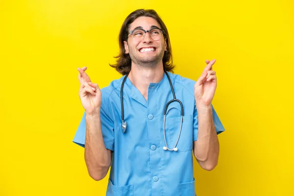 Young Surgeon Caucasian Man Isolated Yellow Background Fingers Crossing — Stock Photo, Image