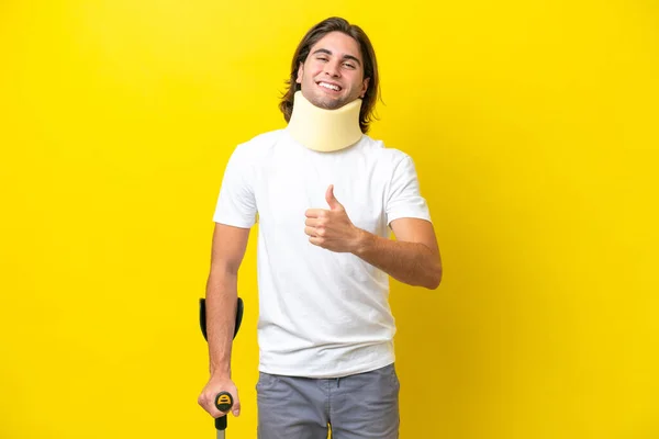 Joven Hombre Guapo Con Corsé Cuello Muletas Aisladas Sobre Fondo —  Fotos de Stock