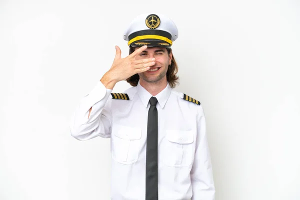 Przystojny Pilot Samolot Odizolowany Białym Tle Okrywający Oczy Dłońmi Uśmiechnięty — Zdjęcie stockowe
