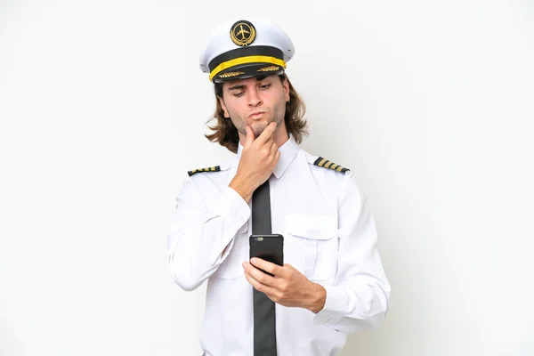 Knappe Piloot Geïsoleerd Witte Achtergrond Denken Het Verzenden Van Een — Stockfoto