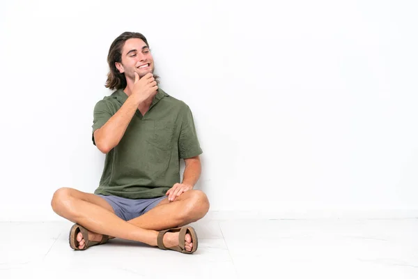 Junge Gutaussehende Mann Sitzt Auf Dem Boden Isoliert Auf Weißem — Stockfoto
