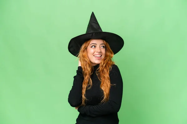 緑の画面に隔離された魔女として若い白人女性の衣装クロマキー背景考え方 — ストック写真