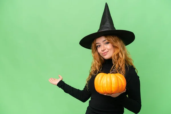 Giovane Donna Caucasica Costume Strega Che Tiene Una Zucca Isolata — Foto Stock