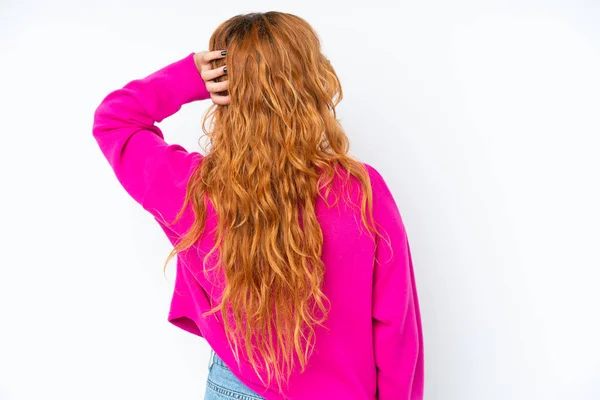 Jeune Femme Caucasienne Isolée Sur Fond Blanc Position Arrière Pensant — Photo