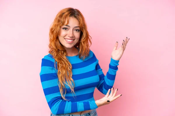 Young Caucasian Woman Isolated Pink Background Extending Hands Side Inviting — Stock Photo, Image