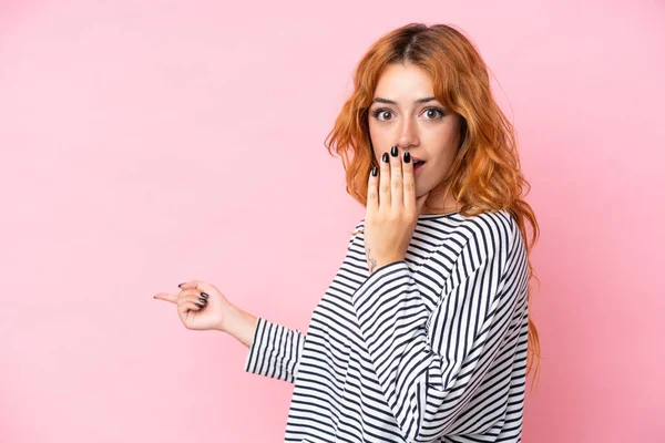 Young Caucasian Woman Isolated Pink Background Surprise Expression While Pointing — Stock Photo, Image