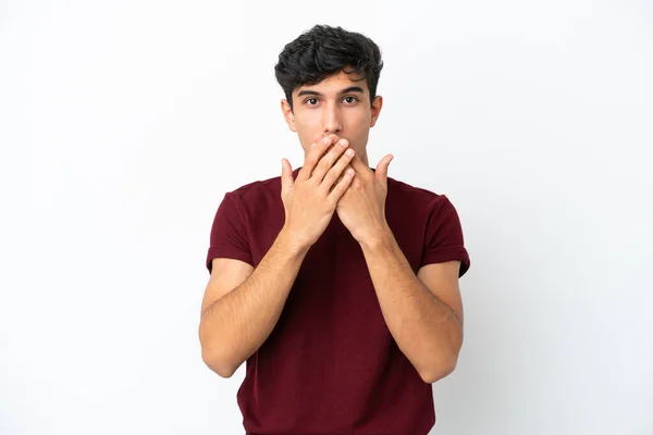 Ung Argentinsk Man Isolerad Vit Bakgrund Täcker Munnen Med Händerna — Stockfoto