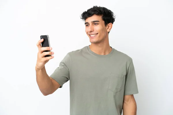 Beyaz Arka Planda Izole Edilmiş Genç Arjantinli Bir Adam Selfie — Stok fotoğraf