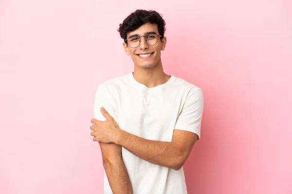 Молодий Аргентинський Чоловік Якого Ізолювали Рожевому Фоні Сміється — стокове фото