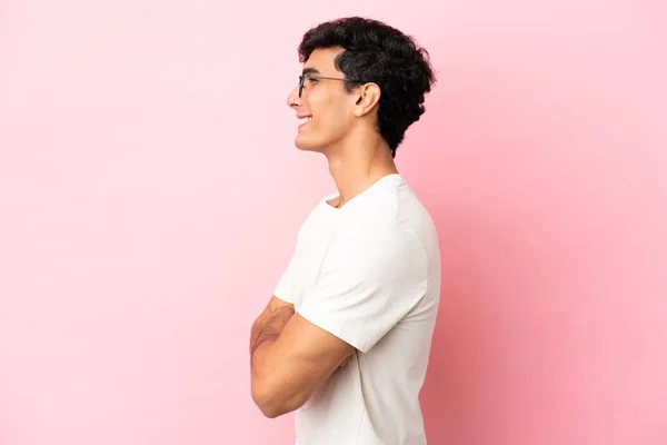 Νεαρός Αργεντινός Άνδρας Απομονωμένος Ροζ Φόντο Πλευρική Θέση — Φωτογραφία Αρχείου