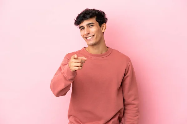 Молодой Аргентинский Мужчина Изолированный Розовом Фоне Указывая Вперед Счастливым Выражением — стоковое фото