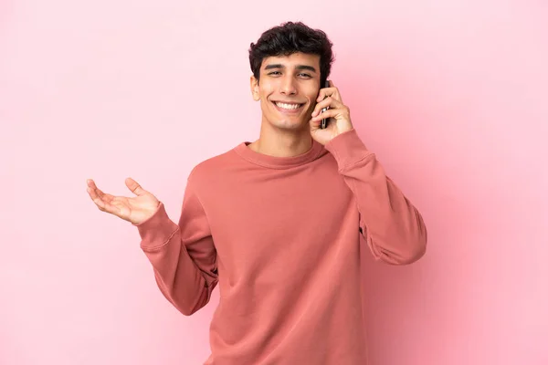 Молодой Аргентинский Мужчина Изолирован Розовом Фоне Ведения Разговора Кем — стоковое фото