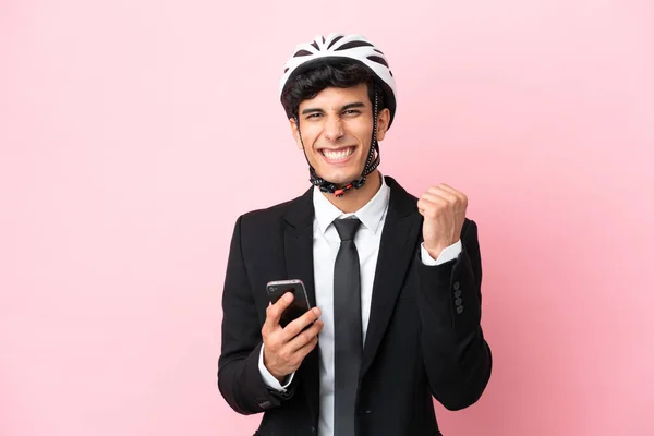 Argentinischer Geschäftsmann Mit Fahrradhelm Auf Rosa Hintergrund — Stockfoto