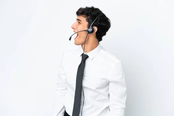 Τηλεμάρκετερ Άνθρωπος Που Εργάζεται Ακουστικά Απομονωμένα Λευκό Φόντο Γελώντας Πλευρική — Φωτογραφία Αρχείου
