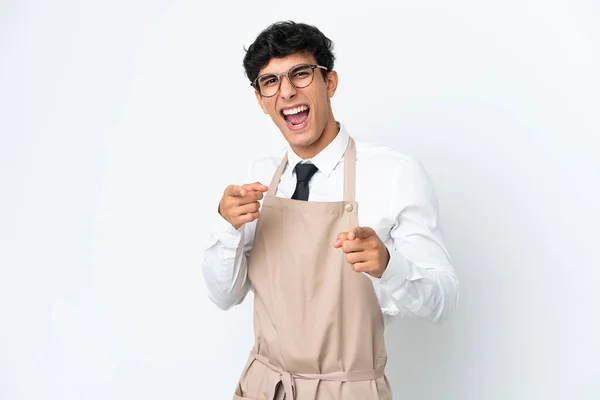 Restaurante Garçom Argentino Isolado Fundo Branco Apontando Para Frente Sorrindo — Fotografia de Stock