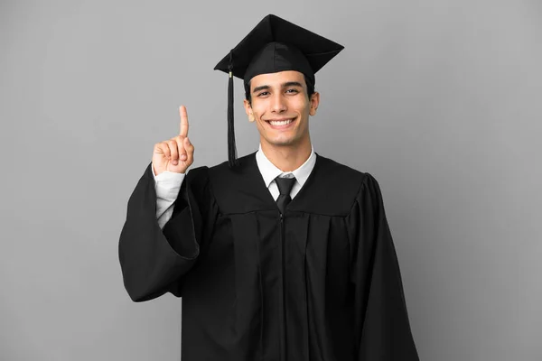 Jonge Argentijnse Universitair Afgestudeerde Geïsoleerd Grijze Achtergrond Tonen Het Heffen — Stockfoto