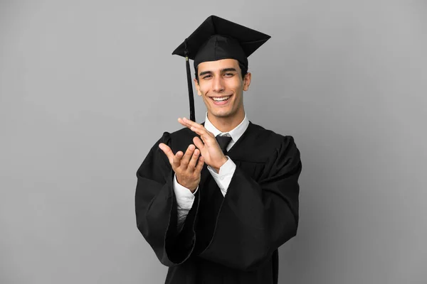 Jonge Argentijnse Universitair Afgestudeerde Geïsoleerd Grijze Achtergrond Applaudisseren Presentatie Een — Stockfoto