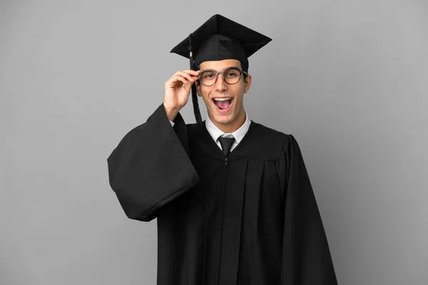 Graduação Universitária Argentina Jovem Isolado Fundo Cinza Com Óculos Surpreso — Fotografia de Stock