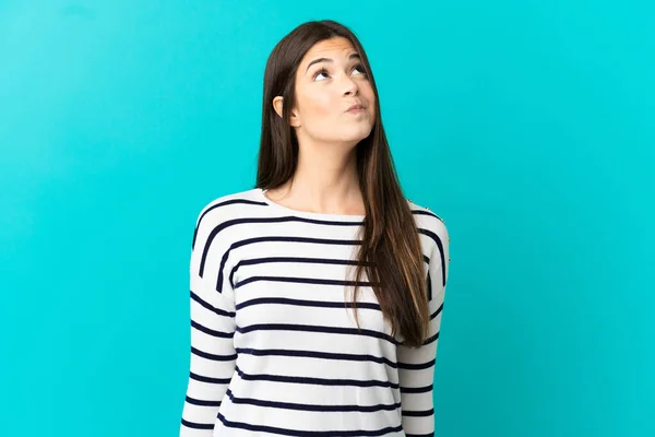 Adolescente Menina Brasileira Sobre Fundo Azul Isolado Olhando Para Cima — Fotografia de Stock