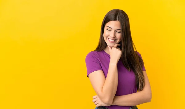 Ragazza Brasiliana Adolescente Isolato Sfondo Giallo Guardando Lato Sorridente — Foto Stock