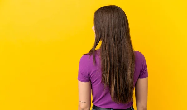 Adolescente Menina Brasileira Sobre Fundo Amarelo Isolado Posição Traseira Olhando — Fotografia de Stock