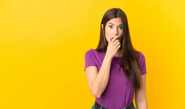 Teenager Brazilian Girl Isolated Yellow Background Surprised Shocked While Looking — Stock Fotó