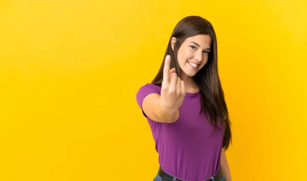 Teenager Brazilian Girl Isolated Yellow Background Doing Coming Gesture — Stock Photo, Image