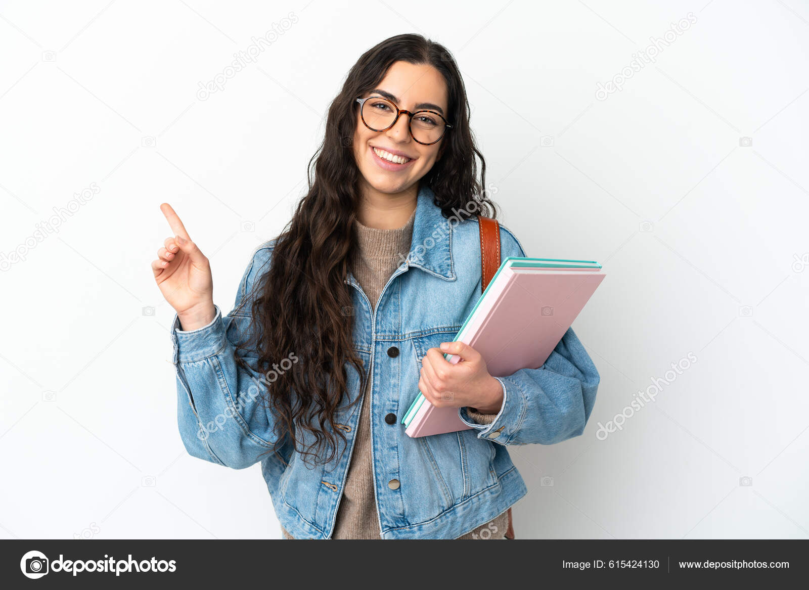Un niño indio levantando la mano y respondiendo las preguntas en la  escuela. foto – Imagen de Educación en Unsplash, image size:1600x1167