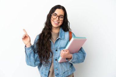 Beyaz arka planda izole edilmiş genç bir bayan en iyinin işareti olarak parmağını kaldırıyor.