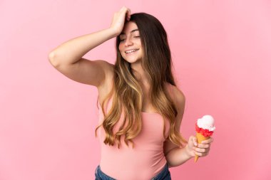 Pembe arka planda izole edilmiş kornet dondurmalı beyaz kadın bir şey fark etti ve çözüme niyetlendi.