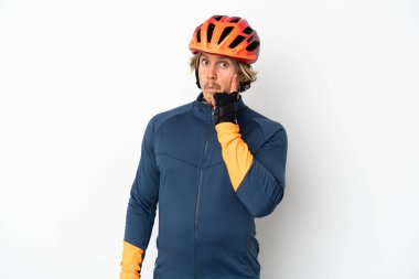 Genç sarışın bisikletçi beyaz arka planda izole edilmiş bir fikir düşünüyor.