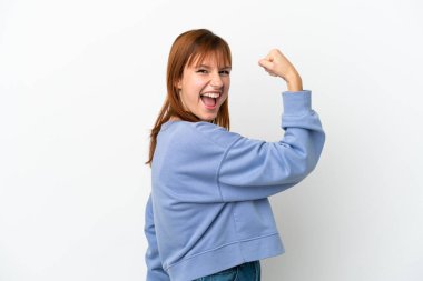 Kızıl saçlı kız beyaz arka planda izole edilmiş, güçlü bir hareket yapıyor.