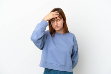 Kızıl saçlı kız beyaz arka planda baş ağrısı ile izole edilmiş.