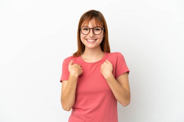 Kızıl saçlı kız beyaz arka planda izole edilmiş ve yüzünde sürpriz bir ifade var.