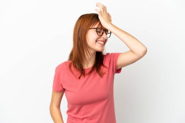 Beyaz arka planda izole edilmiş kızıl saçlı kız bir şey fark etti ve çözümü arıyor.