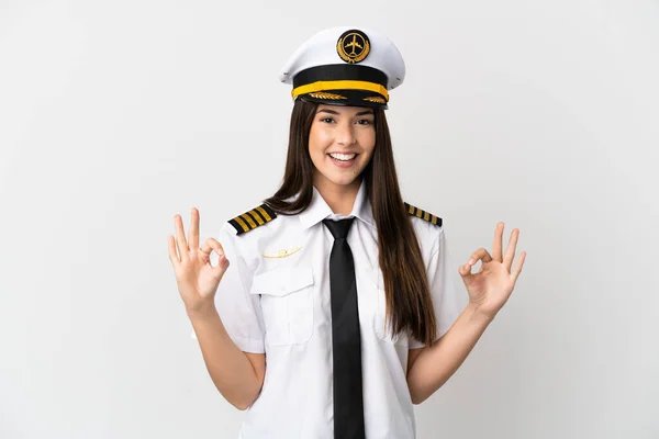 巴西女飞行员用手指在孤立的白色背景上显示出一个好的标志 — 图库照片