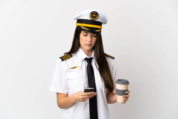 Brasiliansk Flicka Flygplan Pilot Över Isolerad Vit Bakgrund Håller Kaffe — Stockfoto